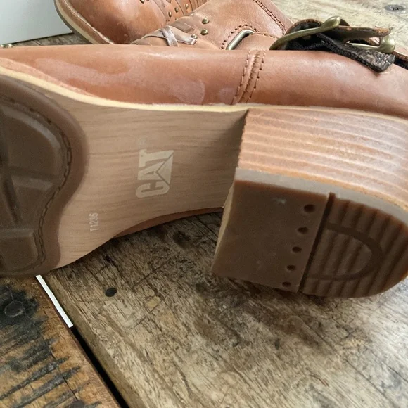 Catepillar CAT tan leather boots 8. - Picture 14 of 14